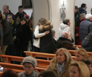 Szwajcaria. Śmiertelny pożar w kurorcie Crans-Montana. Ludzie modlą się za zmarłych i przynoszą kwiaty [ZDJĘCIA].