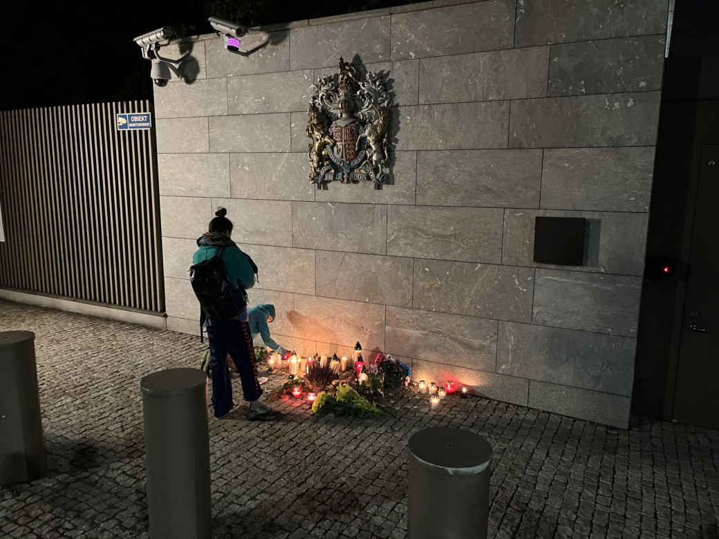 Mieszkańcy Warszawy przed ambasadą Wielkiej Brytanii w Warszawie (08.09.2022 r.)