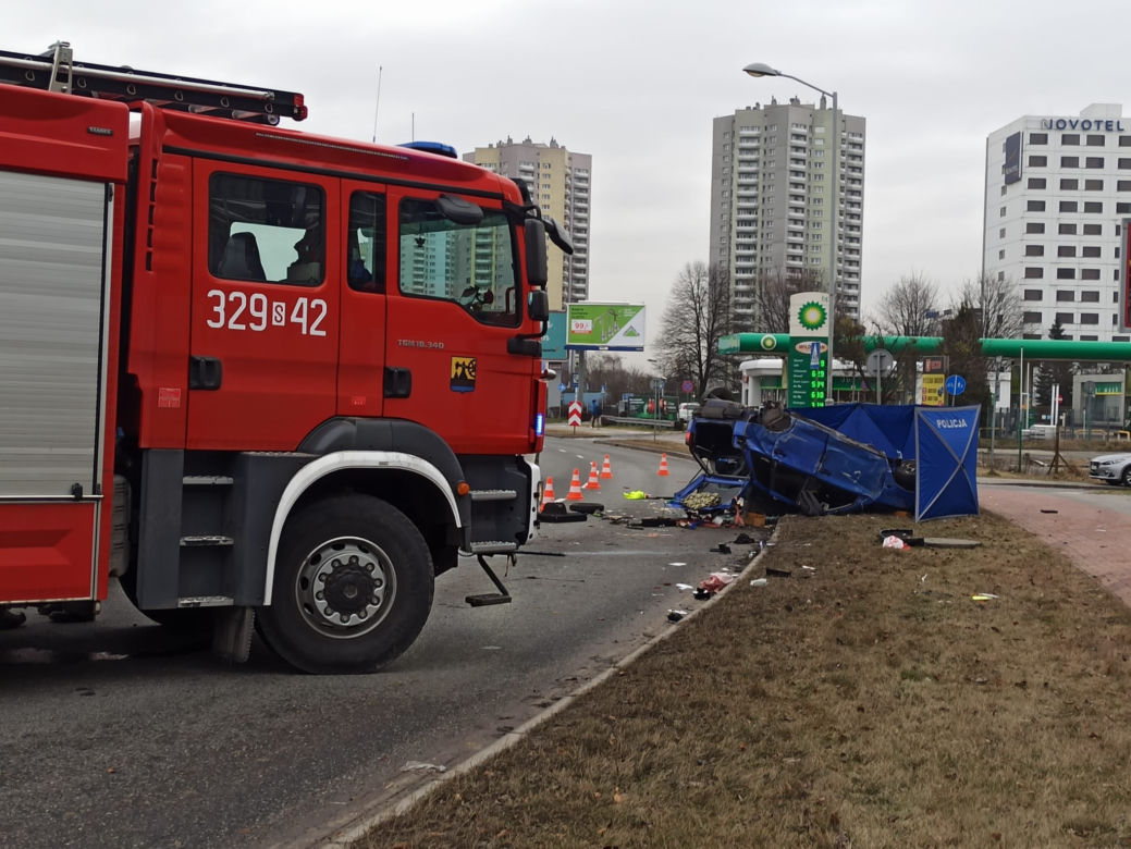 Wypadek w Katowicach. Samochód dachował na Roździeńskiego [ZDJĘCIA]