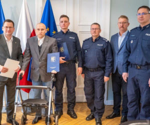 Bohaterski policjant uratował 17 ludzi z ognia! Dziś potrzebuje pomocy