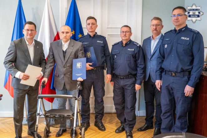 Bohaterski policjant uratował 17 ludzi z ognia! Dziś potrzebuje pomocy