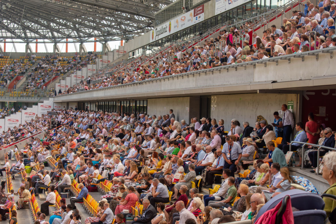 Białystok. Kongres Świadków Jehowy zgromadził tłumy na Stadionie Miejskim