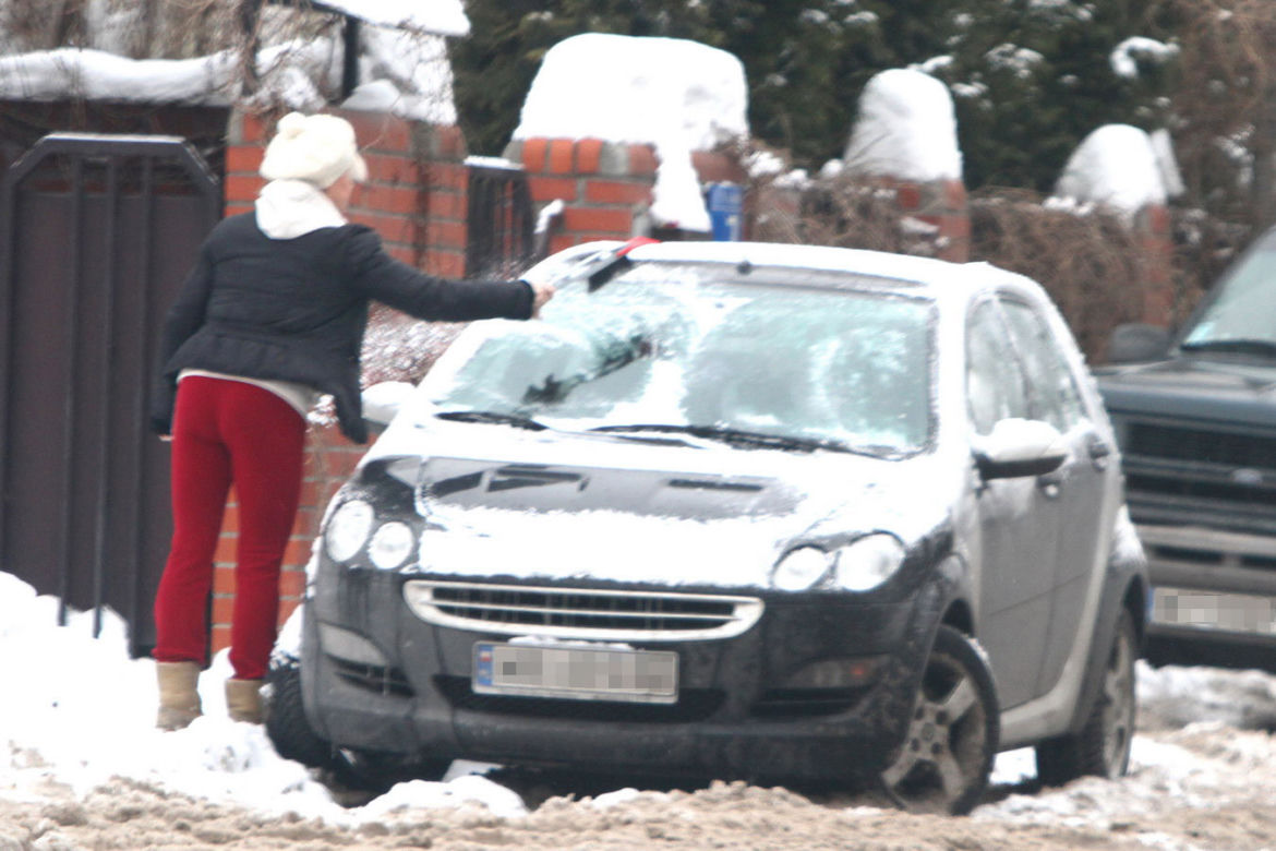 Katarzyna Figura sama odśnieża samochód