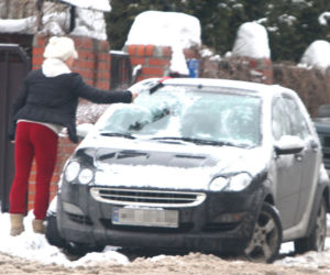 Katarzyna Figura sama odśnieża samochód