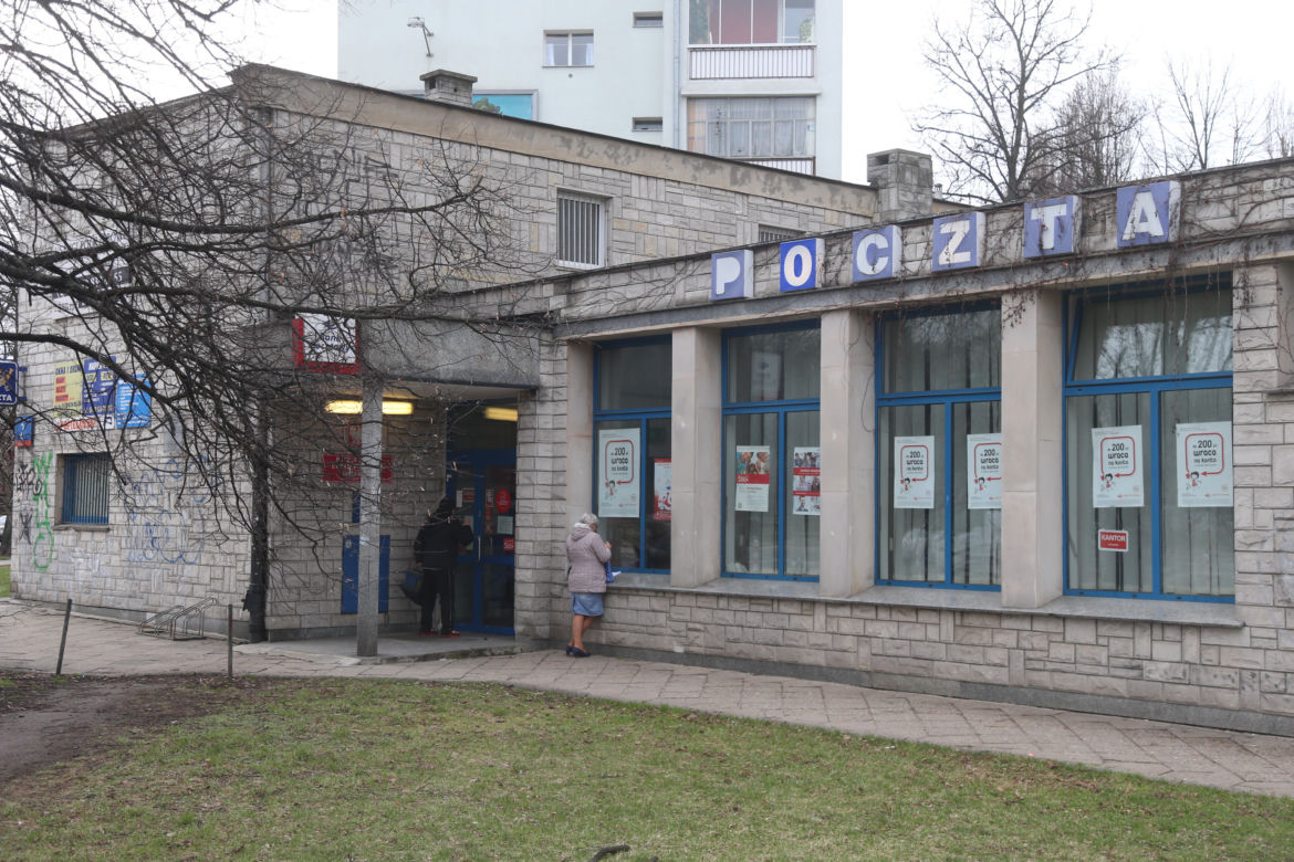 Napadł na pocztę, uwięził ludzi, groził im śmiercią