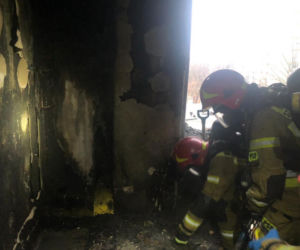 Kędzierzyn-Koźle. Pożar strawił dwa mieszkania! Rodzina z dziećmi bez dachu nad głową [ZDJĘCIA ZE SPALONEGO MIESZKANIA]