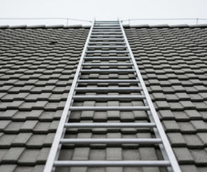 Senior spadł z dachu. Czy to mogło skończyć się tragiczniej?