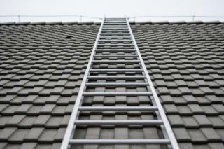 Senior spadł z dachu. Czy to mogło skończyć się tragiczniej?