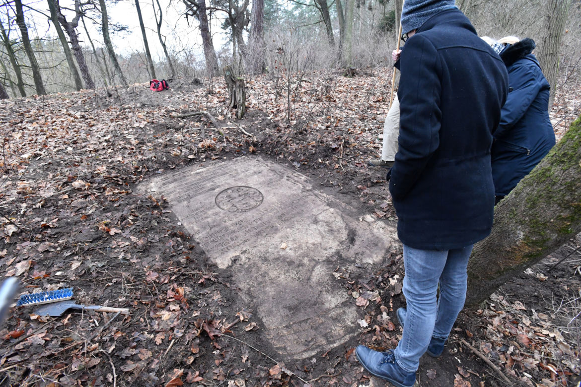 Odnaleziony zabytkowy nagrobek