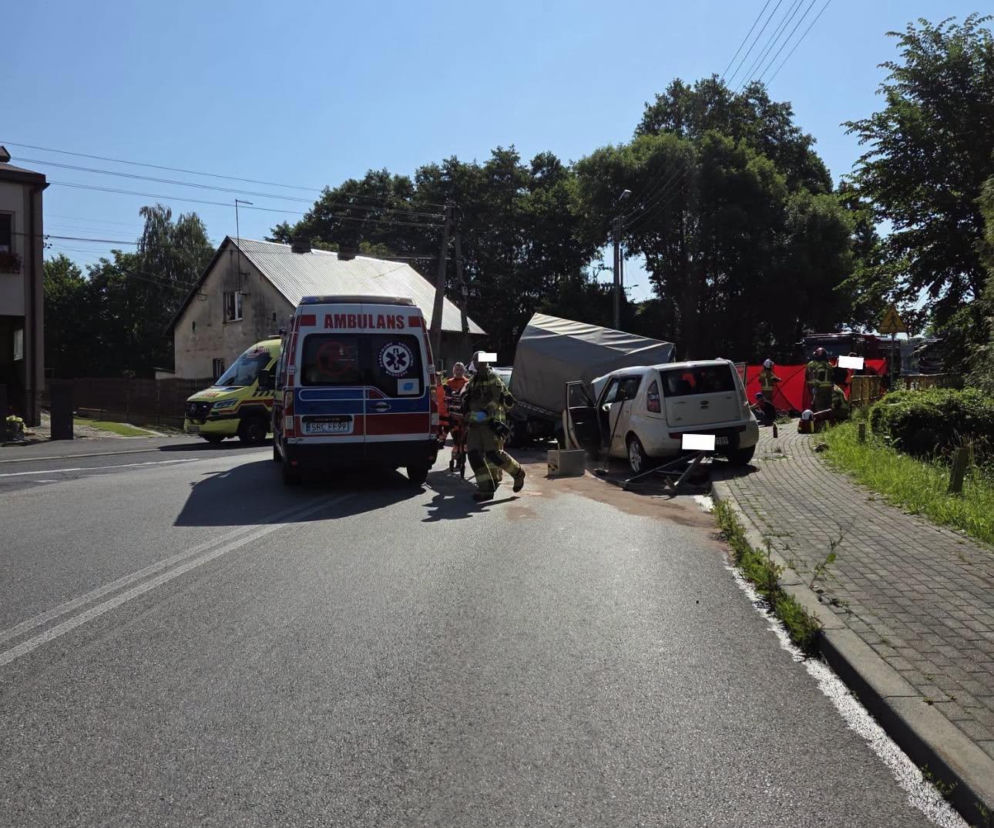 Poważny wypadek w Gorzycach, na zdjęciu widoczna kolizja dwóch aut osobowych, ambulans oraz strażacy udzielający pomocy poszkodowanym. Droga jest zablokowana, a na poboczu leży uszkodzony samochód. Więcej informacji o zdarzeniu przeczytasz na naszym portalu.