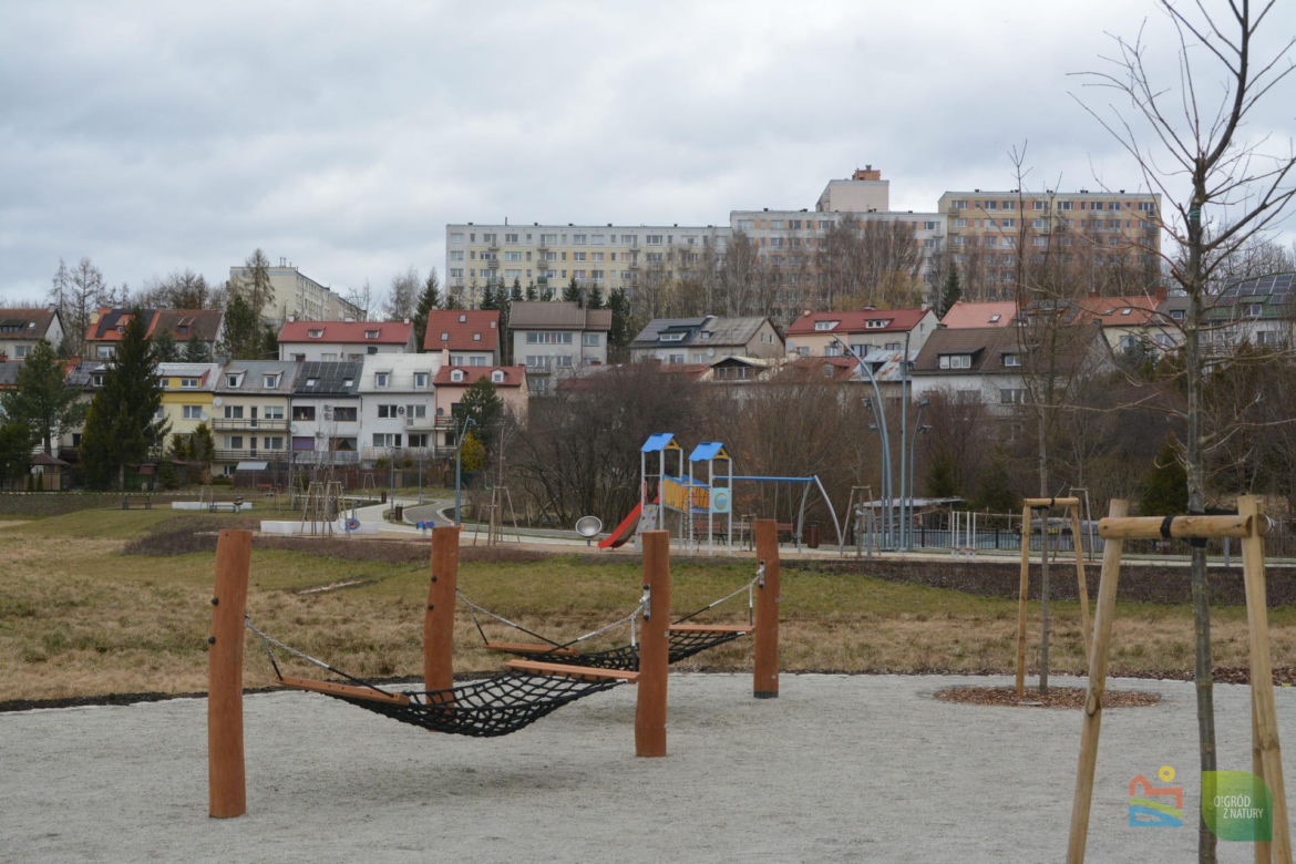 Nowy park w Olsztynie. Są ławeczki, miejsca do grillowania, plac zabaw [ZDJĘCIA]