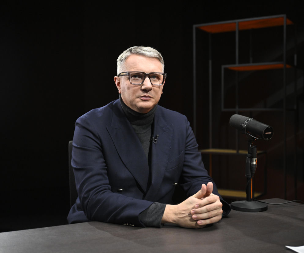 Poseł Przemysław Wipler siedzi w studio przy mikrofonie. O majątku polityka przeczytasz na SE Polityka.