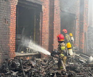 Ugaszanie pożaru złomowiska w Chorzowie