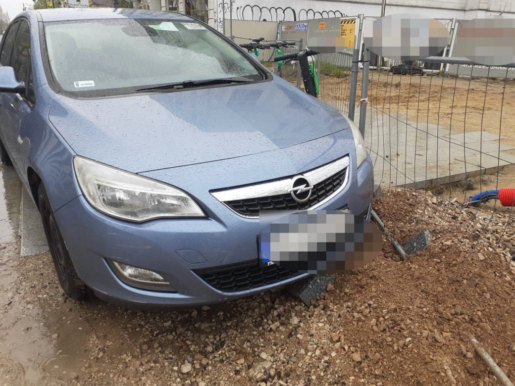Auto bez kierowcy jechało prosto na przystanek w Łodzi! Świadkowie zdarzenia próbowali je zepchnąć [ZDJĘCIA].