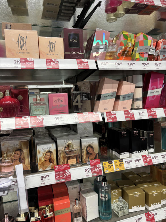 Wyprzedaż perfum w Rossmannie