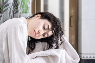 Susz włosy wieczorem, ciesz się ich kondycją rano. Prosty trik na piękną fryzurę