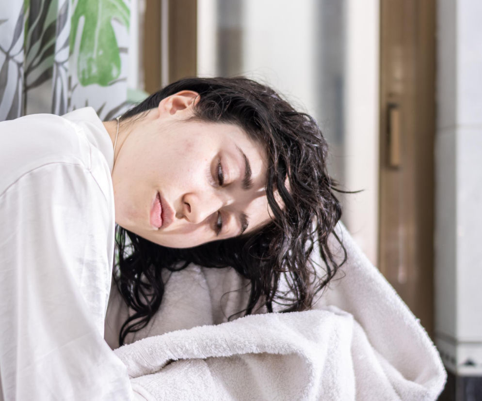 Susz włosy wieczorem, ciesz się ich kondycją rano. Prosty trik na piękną fryzurę