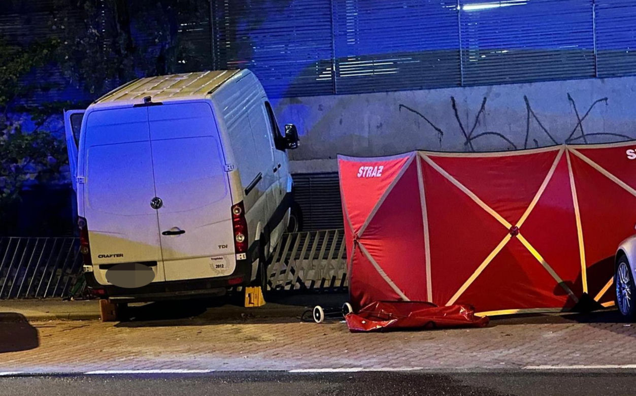 Bus przygniótł pieszego. 86-letni kierowca chciał zaparkować pojazd