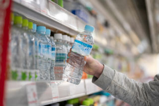 Woda to bezpieczeństwo. Krajowi producenci apelują do Komisji Finansów Publicznych o obniżenie VAT na wodę butelkowaną