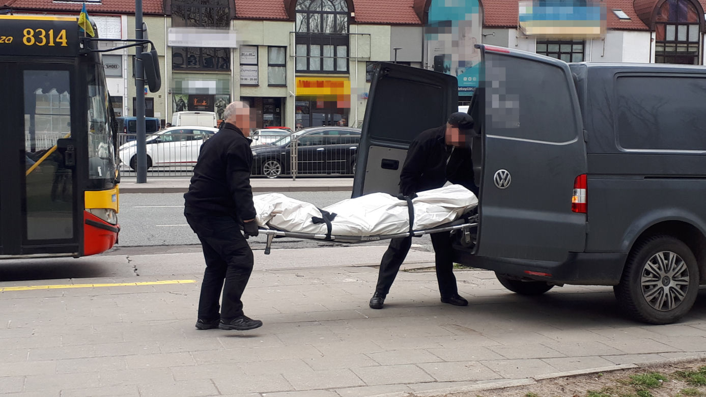 Makabra na Grochowie. Zwłoki w krzakach przy galerii handlowej