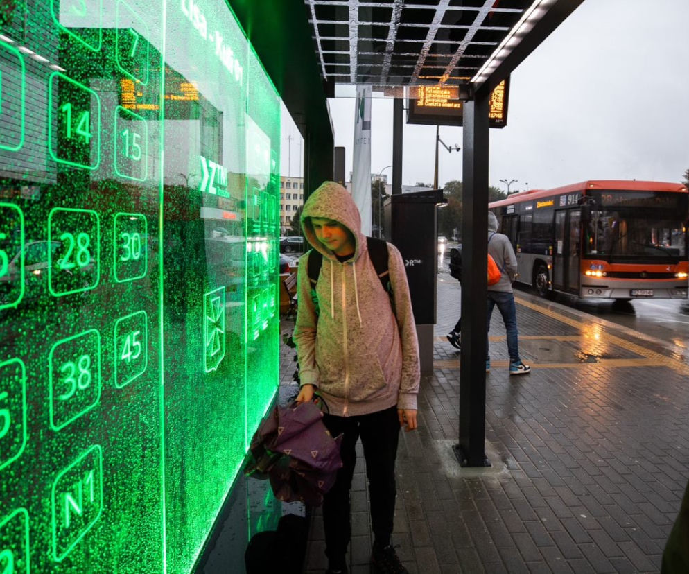 RZESZÓW: Ładowarka do telefonu, dostęp do WiFi i defibrylator. Mieszkańcy mają nowy, inteligentny przystanek!