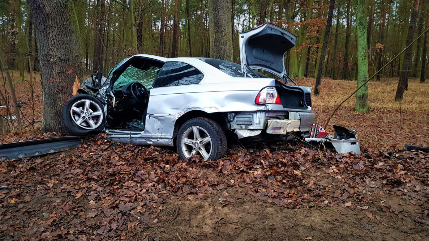 Wypadek w Pędzwie - BMW zmasakrowane