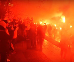 100-lecie Jagiellonii Białystok. Setki rac na Rynku Kościuszki