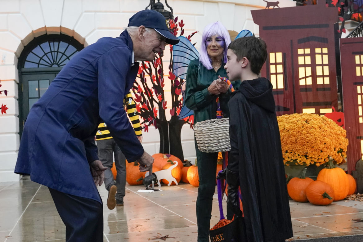 Pierwsza dama przebrała się na Halloween! Miała skrzydła i perukę. Jak wyglądała?