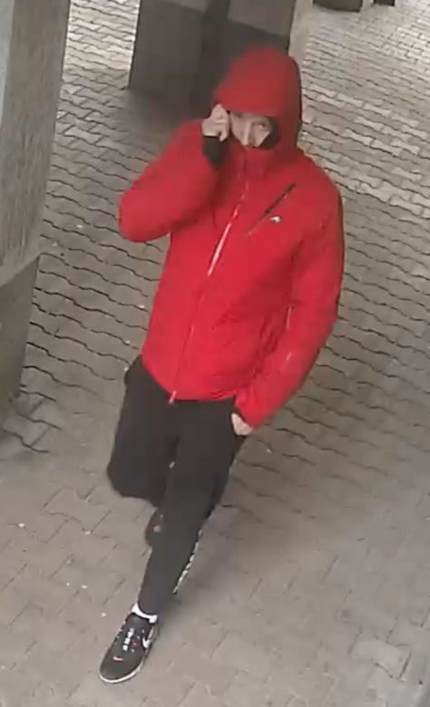 Ten mężczyzna oszukuje "na policjanta"