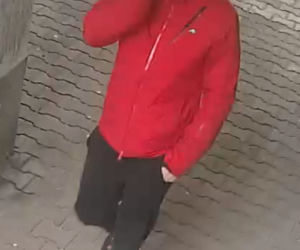 Ten mężczyzna oszukuje na policjanta