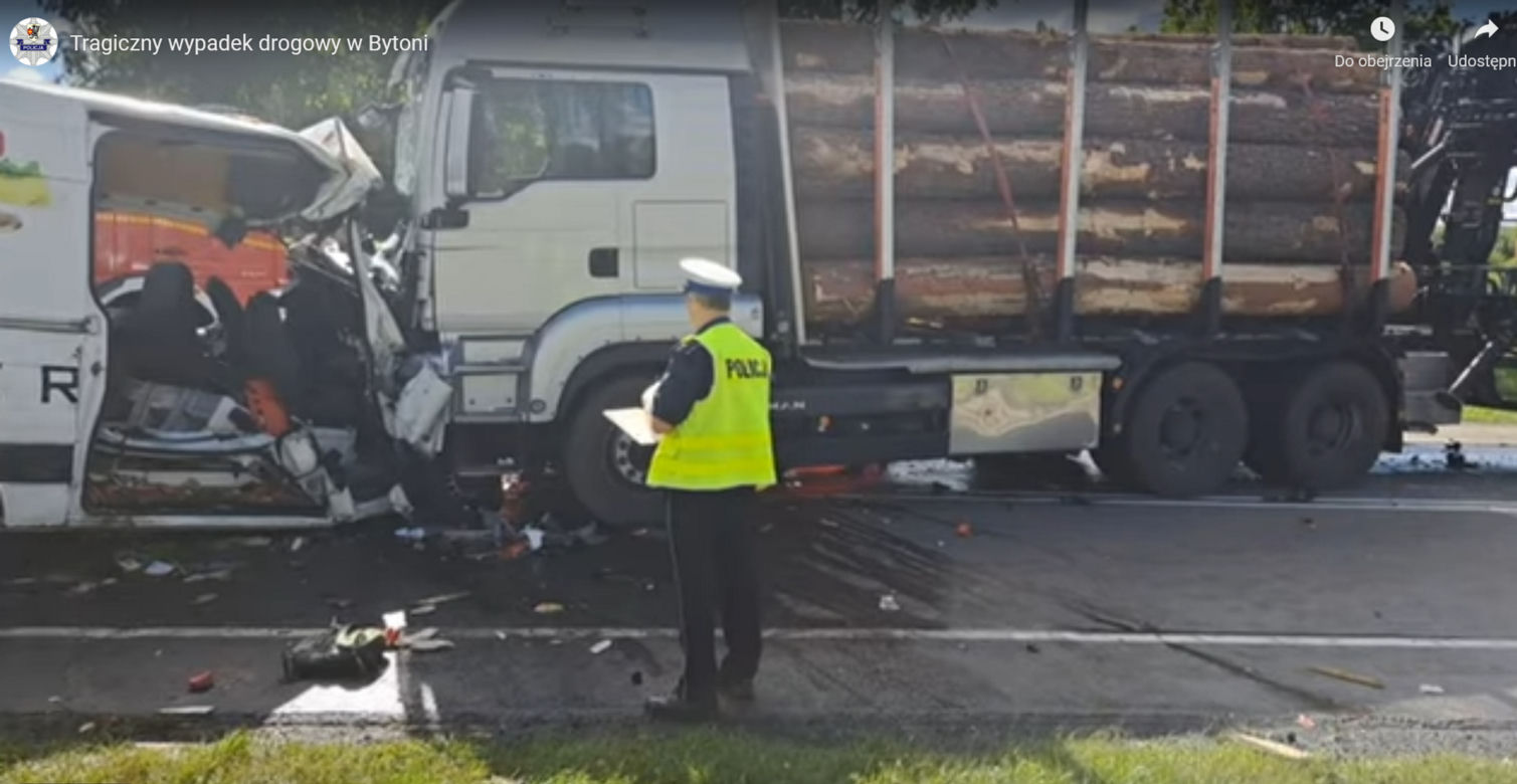 Przerażający wypadek pod Starogardem Gdańskim. Dwóch 30-latków zginęło w zmasakrowanym mercedesie [ZDJĘCIA].