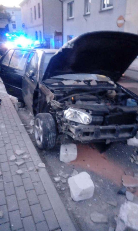 Groźny wypadek w Więcborku! Auto uderzyło w budynek! [ZDJĘCIA]