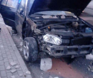 Groźny wypadek w Więcborku! Auto uderzyło w budynek! [ZDJĘCIA]