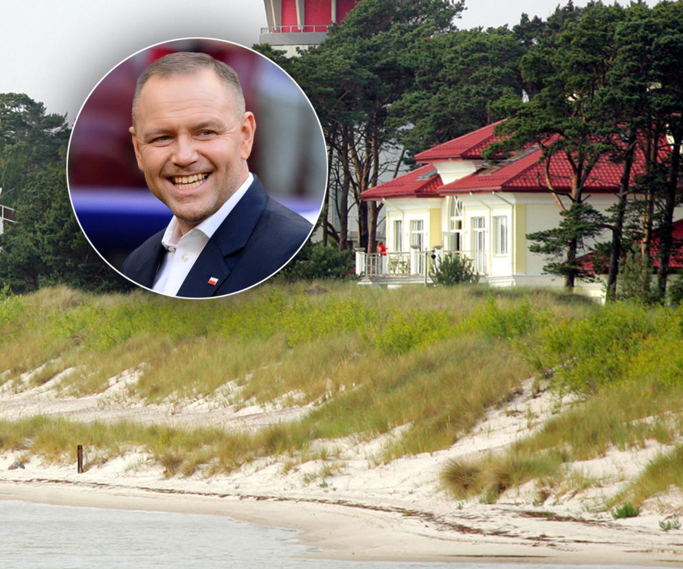 Prezydent Karol Nawrocki nałożony na zdjęcie rezydencji w Juracie, gdzie odbył się szczyt prezydentów regionu Europy Środkowo-Wschodniej. Na pierwszym planie plaża i wydmy, w tle kompleks budynków prezydenckich. O szczycie i sporze o UPA przeczytasz na naszym portalu.