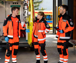 Na sygnale, odc. 917 po wakacjach. Alek (Adam Turczyk), Dobromir Lisicki (Kamil Błoch), Basia (Anna Wysocka-Jaworska)