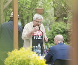 Czarnecki zagryzł ogórkiem