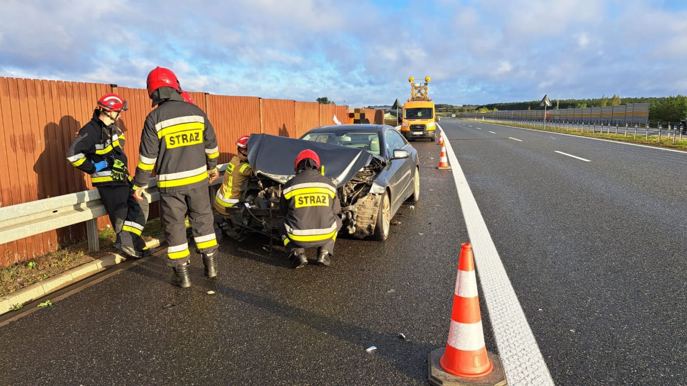Audi roztrzaskane na drzewie, kolizja i pożar samochodu. Seria wypadków pod Toruniem