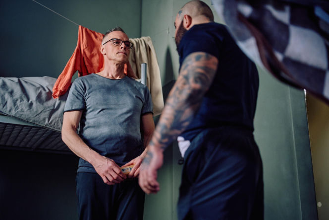 Damian trafi do aresztu pod zarzutem pedofilii i zostanie zaatakowany przez współwięźniów.