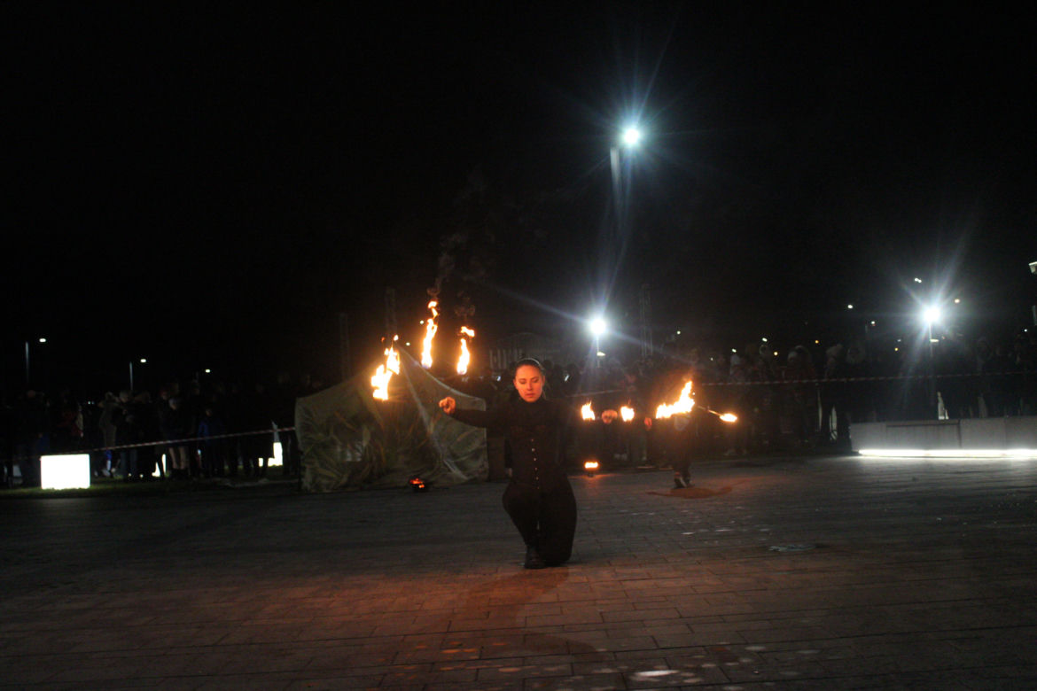 WOŚP 2023 w Krakowie: Fire Show w Nowej Hucie w wykonaniu grupy Spontan Fire