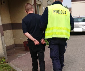 Łódź. Z włączonym silnikiem i BEZ PRAWA JAZDY. 25-latek zasnął w aucie na pasie ruchu
