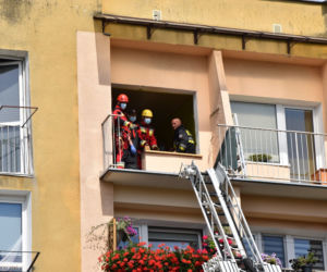 Świnoujście:   Wynoszenie z mieszkania otyłego mężczyzny