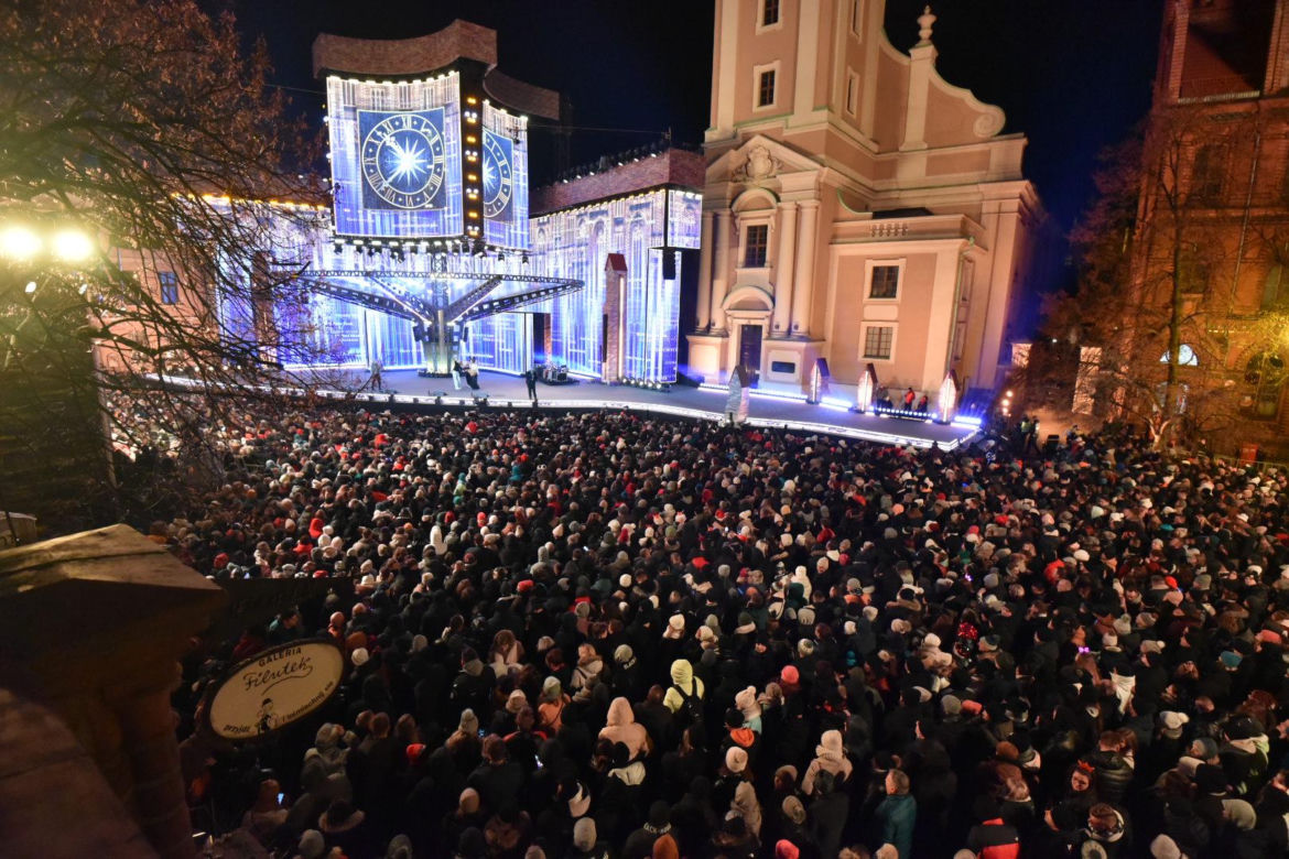 Sylwestrowa Moc Przebojów 2024. Tłumy na imprezie Polsatu w Toruniu. Zdjęcia gwiazd i uczestników