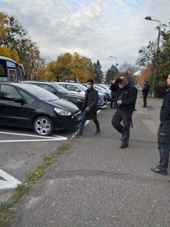 Irakijczycy wywożeni z komendy policji w Toruniu