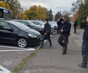 Irakijczycy wywożeni z komendy policji w Toruniu