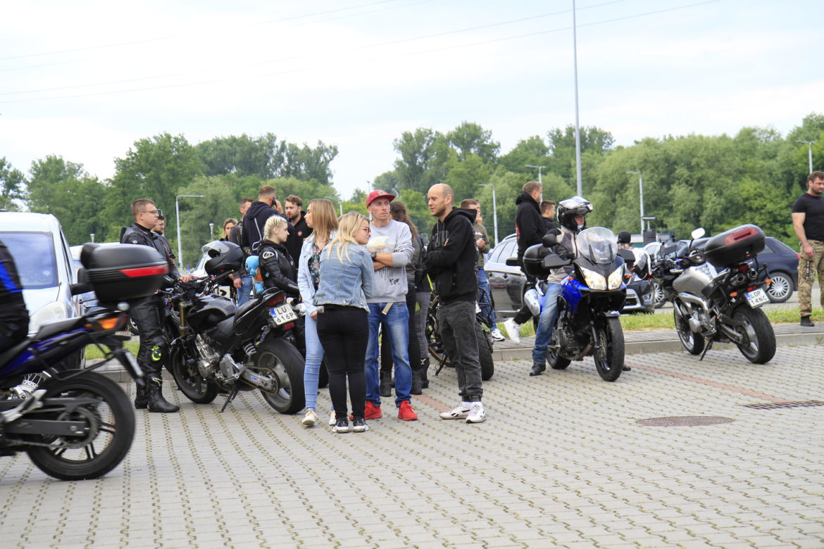 Przed Areną Lublin symbolicznie pożegnano dwójkę tragicznie zmarłych motocyklistów