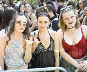 Fani w upale czekają na koncert The Weeknd. Tłumy w Warszawie