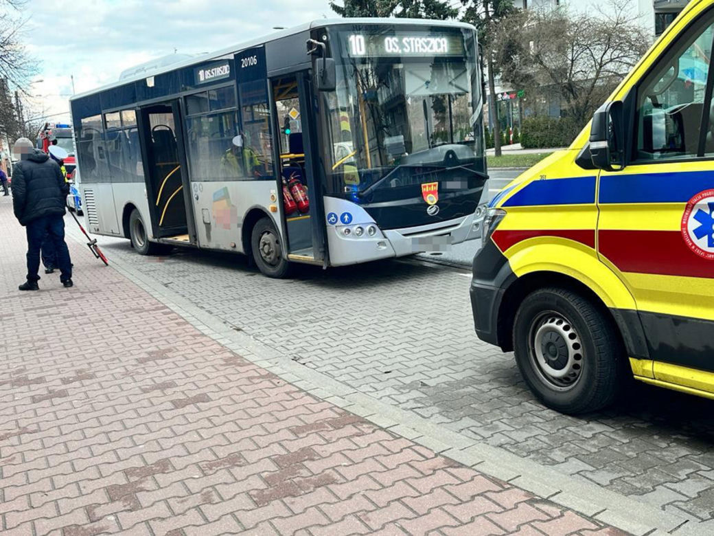 Makabra w Pruszkowie. Autobus zmiażdżył staruszce stopę