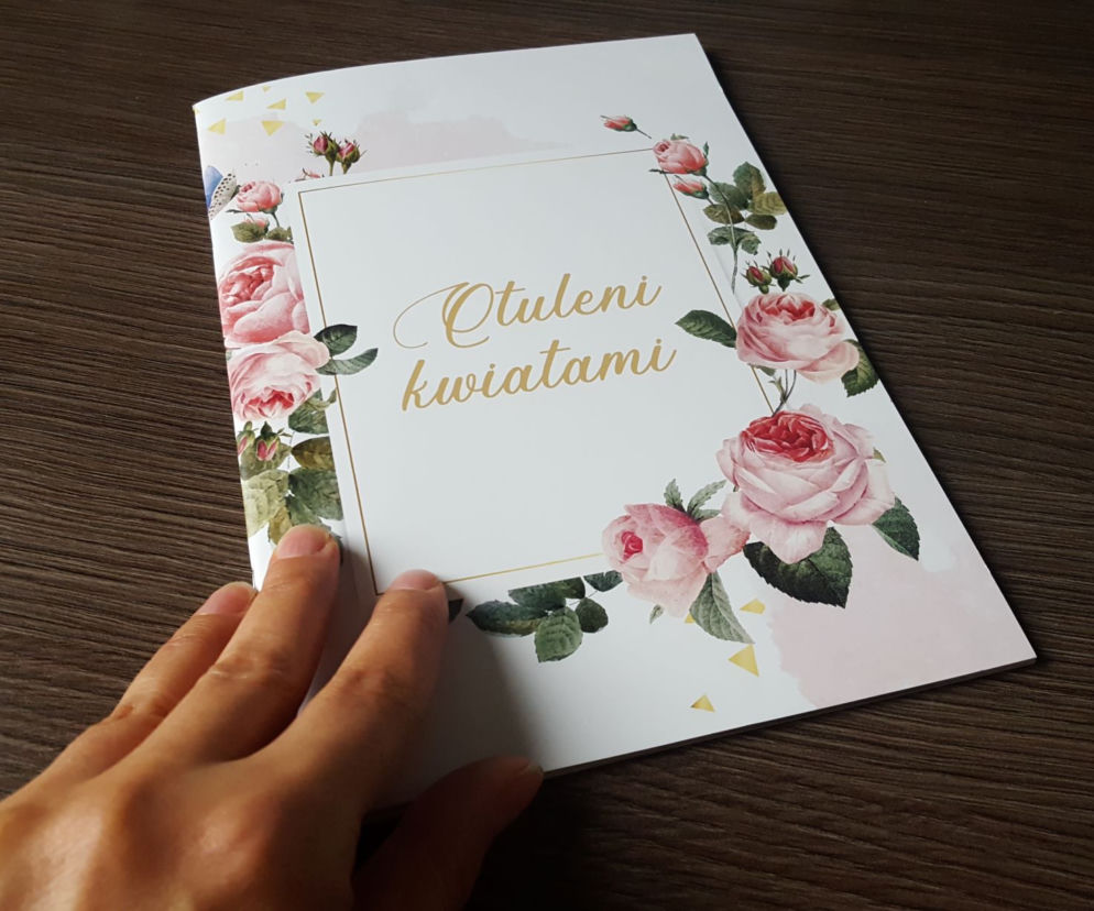 Otuleni kwiatami. Ukazał się album stowarzyszenia Wygraj siebie z Leszna
