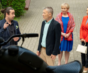 Barwy szczęścia odcinek 2518. Stefan (Krzysztof Kiersznowski), Vincenzo (Alessandro Curti), Arleta (Grażyna Brodzińska), Basia (Sławomira Łozińska)