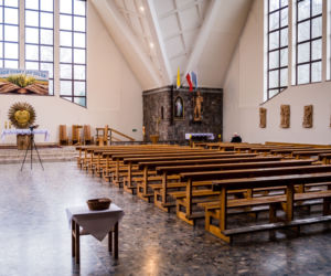 Lech Wałęsa w pustym kościele. Nie boi się koronawirusa